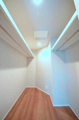 皆賀一丁目の収納|各居室に機能的なクローゼットを完備。タンスなどの大型家具を買い足す必要がないため、お部屋の面積を最大限に活かせます。