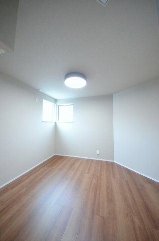 皆賀一丁目の洋室|各居室に機能的なクローゼットを完備。タンスなどの大型家具を買い足す必要がないため、お部屋の面積を最大限に活かせます。