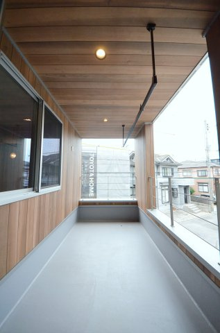 皆賀一丁目のバルコニー|屋根に守られたバルコニー。お出かけ中の急な雨でも洗濯物が濡れにくく安心です。