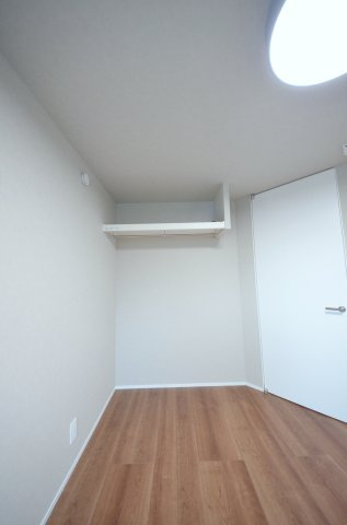 皆賀一丁目の収納|各居室に機能的なクローゼットを完備。タンスなどの大型家具を買い足す必要がないため、お部屋の面積を最大限に活かせます。