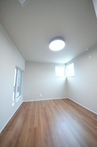 皆賀一丁目の洋室|各居室に機能的なクローゼットを完備。タンスなどの大型家具を買い足す必要がないため、お部屋の面積を最大限に活かせます。