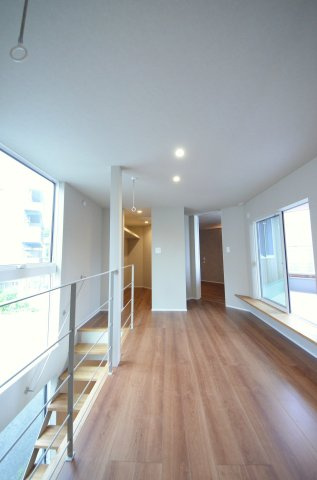 皆賀一丁目のその他|2階廊下にゆとりの室内物干しスペースを完備。急な雨や夜間の洗濯も、取り込み不要でそのまま干しっぱなしにできます。