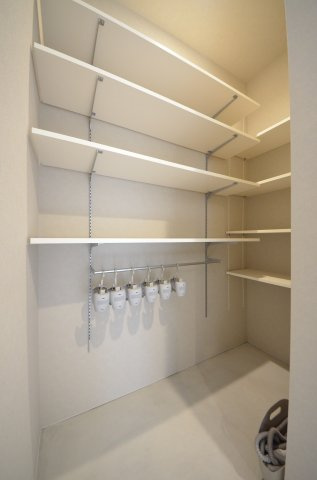 皆賀一丁目の収納|玄関横には、靴だけでなくベビーカーやアウトドア用品、ゴルフバッグも丸ごと収まる大容量のシューズインクローゼットがあります