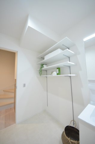 牛田南一丁目の独立洗面台|洗面所にタオルや着替えもスッキリ収まる、大容量収納棚を完備