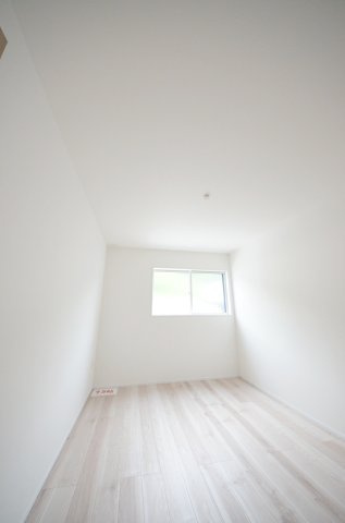 牛田南一丁目の洋室|各居室に機能的なクローゼットを完備。タンスなどの大型家具を買い足す必要がないため、お部屋の面積を最大限に活かせます。