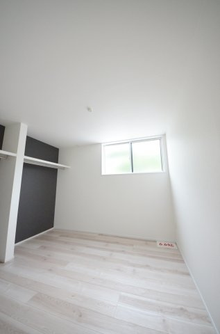 牛田南一丁目の洋室|各居室に機能的なクローゼットを完備。タンスなどの大型家具を買い足す必要がないため、お部屋の面積を最大限に活かせます。