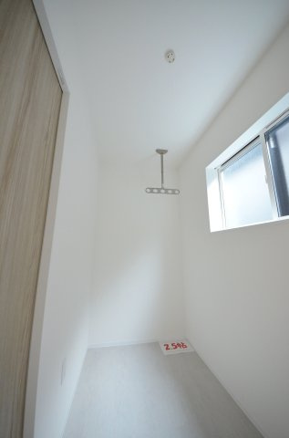 牛田南一丁目のバルコニー|雨の日も、風の強い日も、夜間でも。サンルームがあればお天気を気にせずいつでも洗濯物を干せます。外出中の急な雨でも安心です。