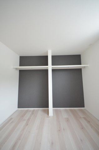 牛田南一丁目の収納|各居室に機能的なクローゼットを完備。タンスなどの大型家具を買い足す必要がないため、お部屋の面積を最大限に活かせます。