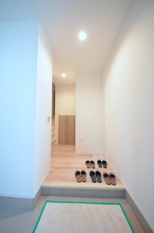 牛田南一丁目の玄関|玄関には大容量のシューズクロークあり。
玄関周りの収納スペースもしっかり確保されています。