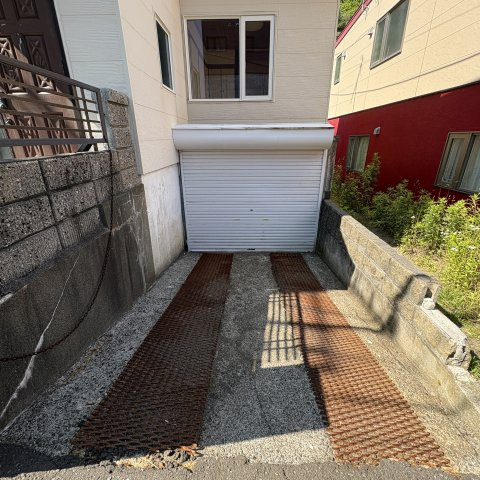 室蘭市幕西町11-9戸建の駐車場