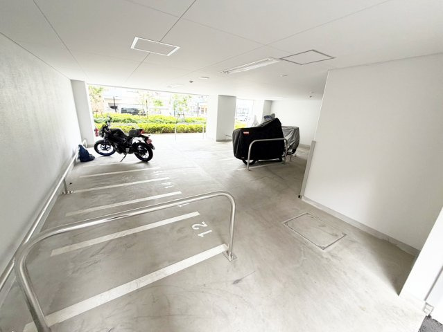 吹田市垂水町３丁目の賃貸マンションの駐車場