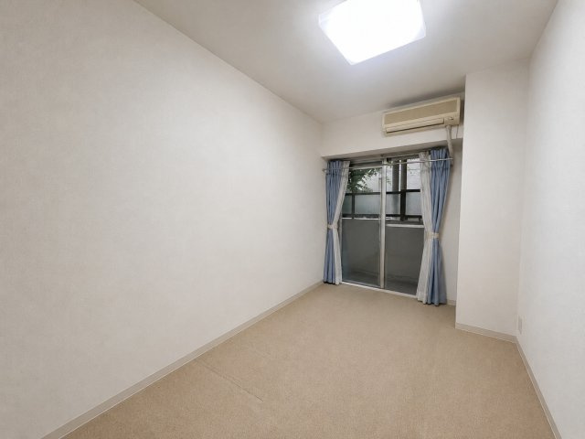 一社台スカイマンションの洋室|シンプルな洋室は主寝室や子ども部屋、書斎など多目的にご利用いただけます。
※画像加工により家具消しをおこなっております。