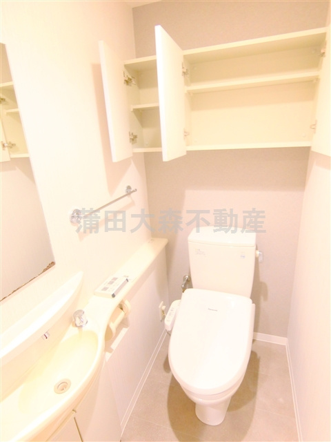 クレッセント東京リプライムのトイレ|吊戸棚と手洗い温水洗浄便座付きのトイレ