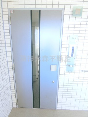 クレッセント東京リプライムの玄関