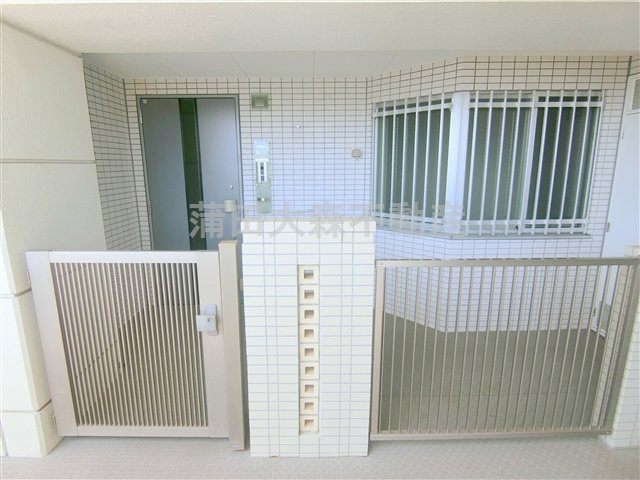 クレッセント東京リプライムの玄関