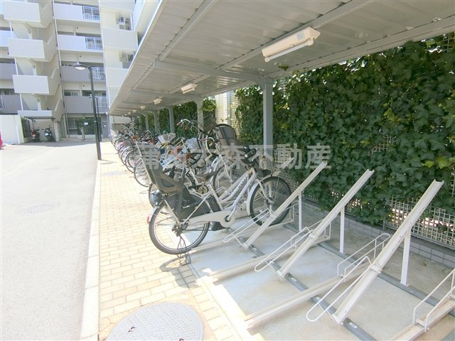 クレッセント東京リプライムのその他共用部分|屋根付きラック式の駐輪場