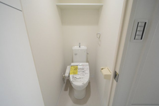 温水洗浄便座付きのトイレです♪