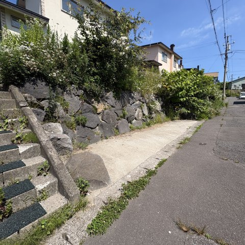 室蘭市絵鞆町2丁目26-21戸建の駐車場