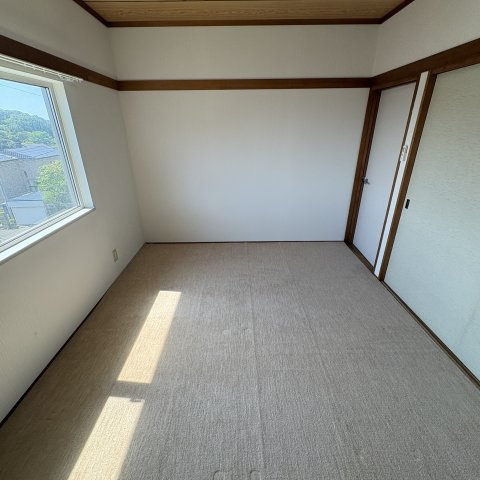 室蘭市絵鞆町2丁目26-21戸建の洋室