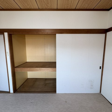 室蘭市絵鞆町2丁目26-21戸建の収納