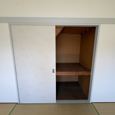 室蘭市絵鞆町2丁目26-21戸建の収納