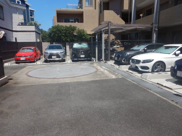 アルス目黒祐天寺の駐車場