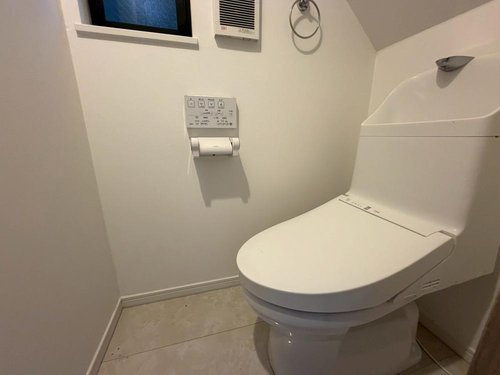 足立区関原二丁目戸建のトイレ|ゆったりとした空間のトイレです