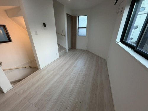 足立区関原二丁目戸建の居間・リビング|ゆったりとしたリビングです