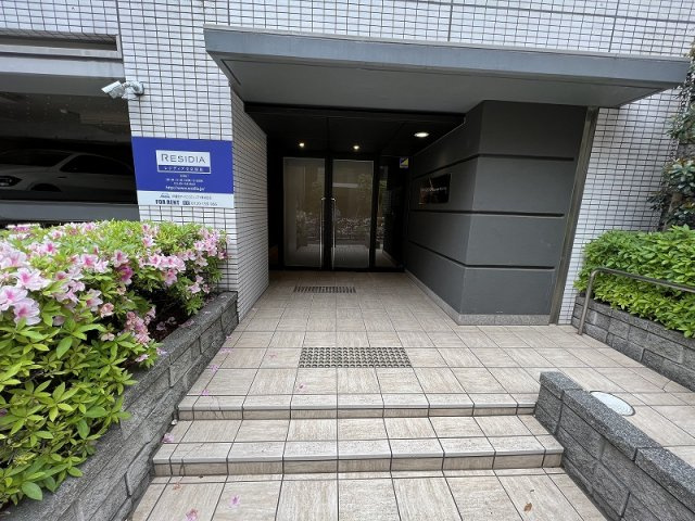 レジディア文京湯島のエントランス