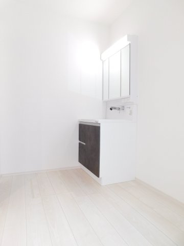 あま市新居屋久渕郷の新築一戸建の洋室|◇洗面室◇　　三面鏡シャンプードレッサー