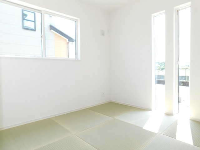 あま市新居屋久渕郷の新築一戸建の和室|◇洋室◇　　南面で明るい洋室４．５帖　全居室収納完備！　お子様の遊び場やお昼寝スペースなどにも利用できます♪