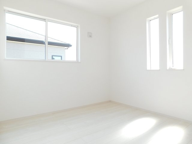 あま市新居屋久渕郷の新築一戸建の洋室|◇洋室◇　　南面で明るい洋室５．０帖　全居室収納完備！　バルコニー付き！
