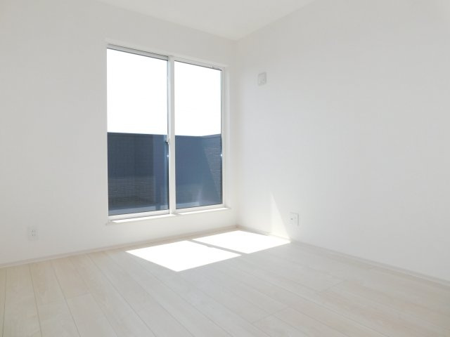 あま市新居屋久渕郷の新築一戸建の洋室|◇洋室◇　　南面で明るい洋室５．３帖　収納２ヶ所完備♪　バルコニー付き！