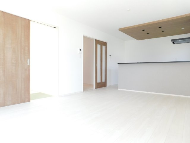 あま市新居屋久渕郷の新築一戸建の居間・リビング|◇リビング◇　　南面で明るいリビング１６．０帖　会話の弾む対面キッチン♪
