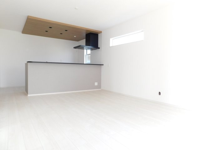 あま市新居屋久渕郷の新築一戸建の居間・リビング|◇リビング◇　　南面で明るいリビング１６．０帖　キッチン横に大容量パントリー完備！