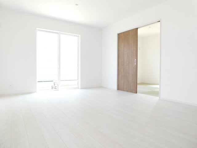 あま市新居屋久渕郷の新築一戸建の居間・リビング|◇リビング◇　　南面で明るいリビング１６．０帖　和室と続き間で２０．５帖の広々空間になります♪