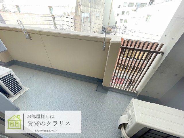 リヴァーク四条烏丸のバルコニー