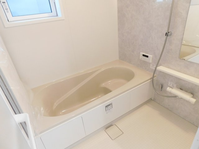 あま市篠田向島の新築一戸建の浴室|◇浴室◇　　広い１坪サイズ（LIXIL）・浴室暖房乾燥機・追い焚き・断熱浴槽・エコベンチ浴槽・キレイサーモフロア・オートバス・バリアフリー・浴室窓あり