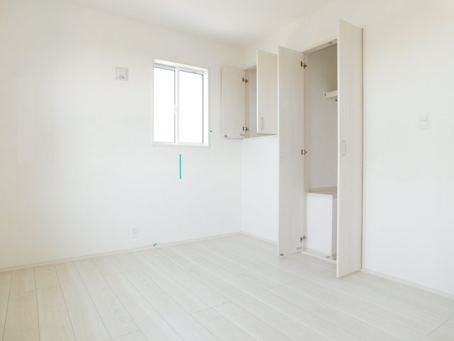 あま市篠田向島の新築一戸建の洋室|◇洋室◇　　明るい洋室５．２５帖　全居室収納完備！　家族構成やライフスタイルの変化に合わせて使い方を変えられる可動式洋室♪　