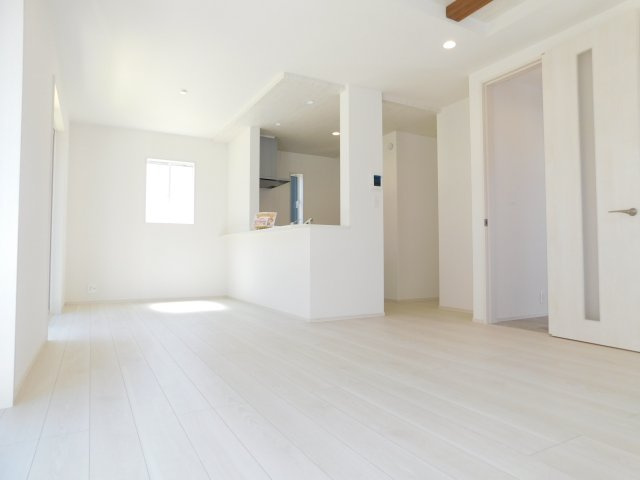 あま市篠田向島の新築一戸建の居間・リビング|◇リビング◇　　南面で明るいリビング１８．０帖　キッチンに大型パントリー完備！