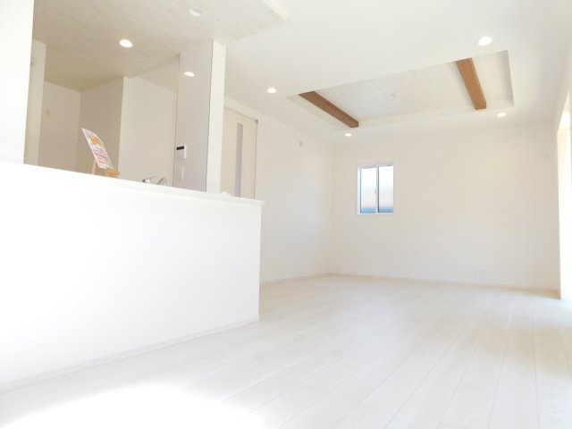 あま市篠田向島の新築一戸建の居間・リビング|◇リビング◇　　南面で明るいリビング１８．０帖　折上天井のオシャレなリビング♪