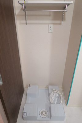 ■洗濯機置き場の上部に棚あり　※別室参考写真