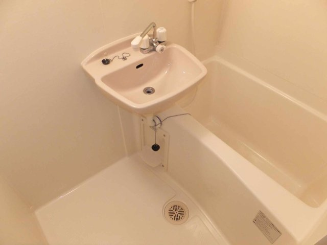 レオパレスグランディールの浴室|雨の日の室内干しに便利な浴室乾燥機付き