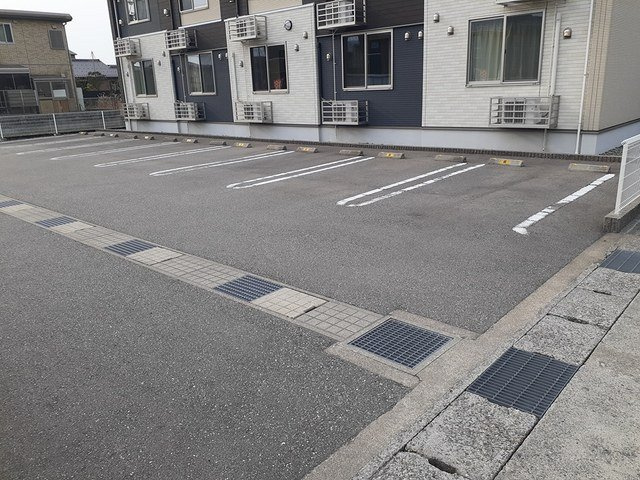 サリチェ八丁道の駐車場|駐車場に車を止められます