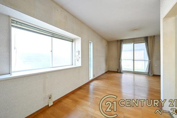 北葛城郡河合町久美ケ丘１丁目　一戸建の居間・リビング|■現地撮影写真■大きな窓から明るい光が射し込みます！
