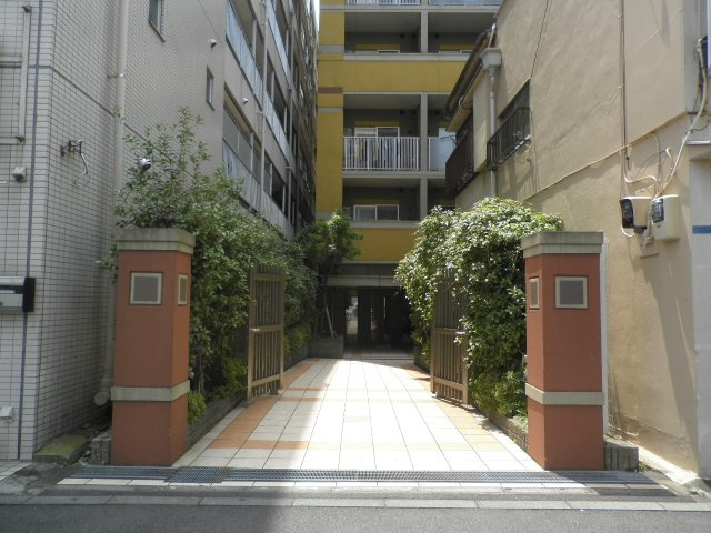 ライジングプレイス浅草弐番館のエントランス