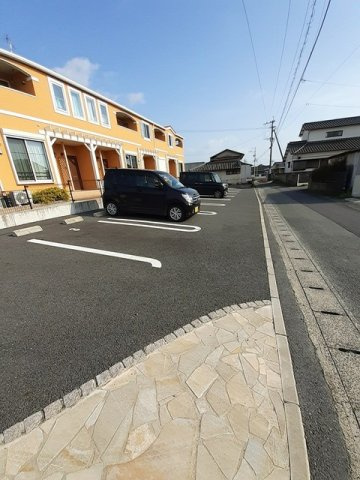 シャルムメゾンの駐車場