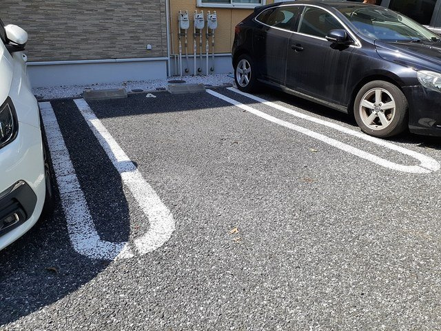 ブランドールの駐車場