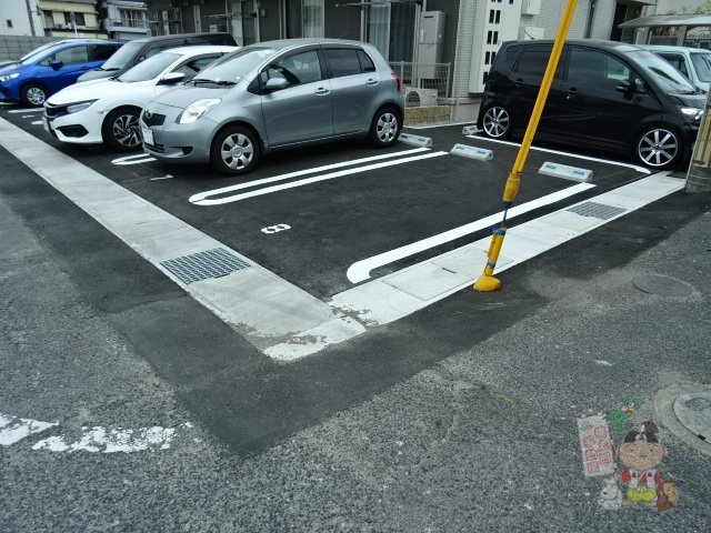 アンリ．Ｄの駐車場