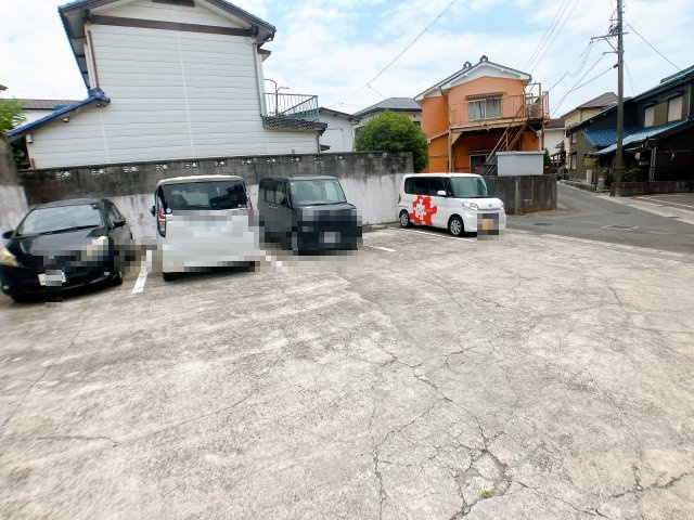 CLAIR PERLEの駐車場
